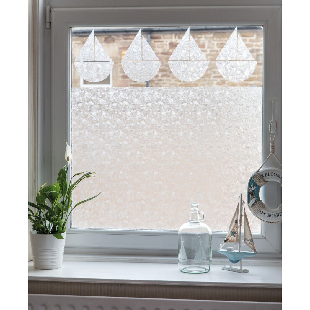 Fenster mit Sichtschutzfolie Splinter und maritimer Deko