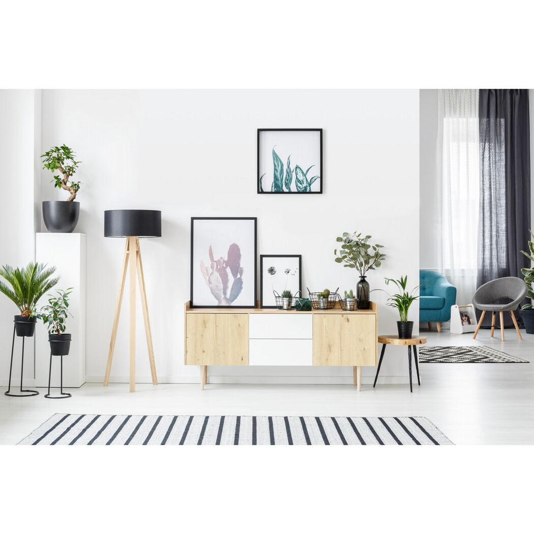 Wohnzimmer mit hellem Holzschrank, Stehlampe und Deko