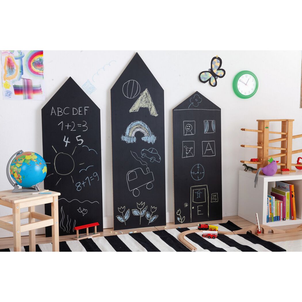 Drei schwarze Tafeln mit Kinderzeichnungen und Schrift