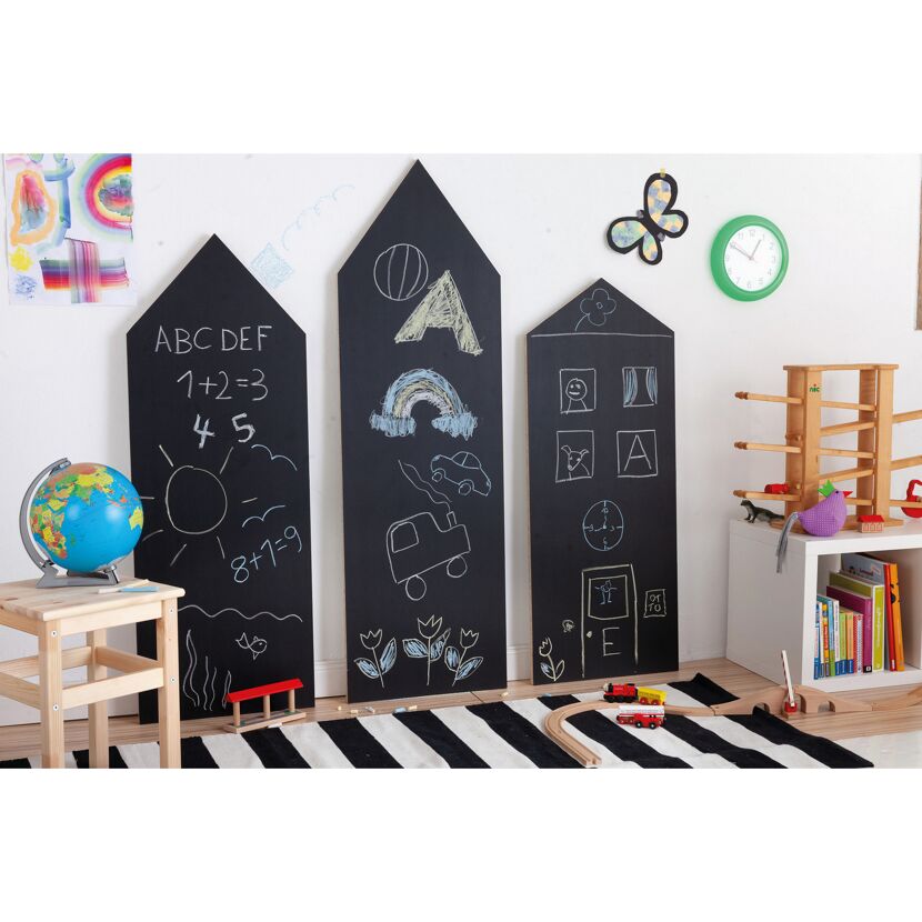 Drei schwarze Tafeln mit Kinderzeichnungen und Schrift