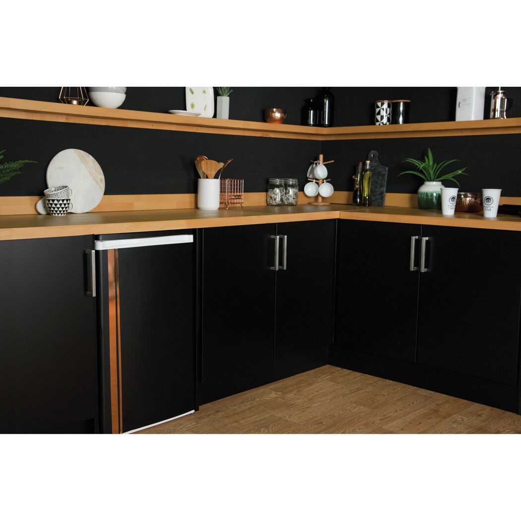 Schwarze Küchenschränke mit Holzregalen und -arbeitsplatte