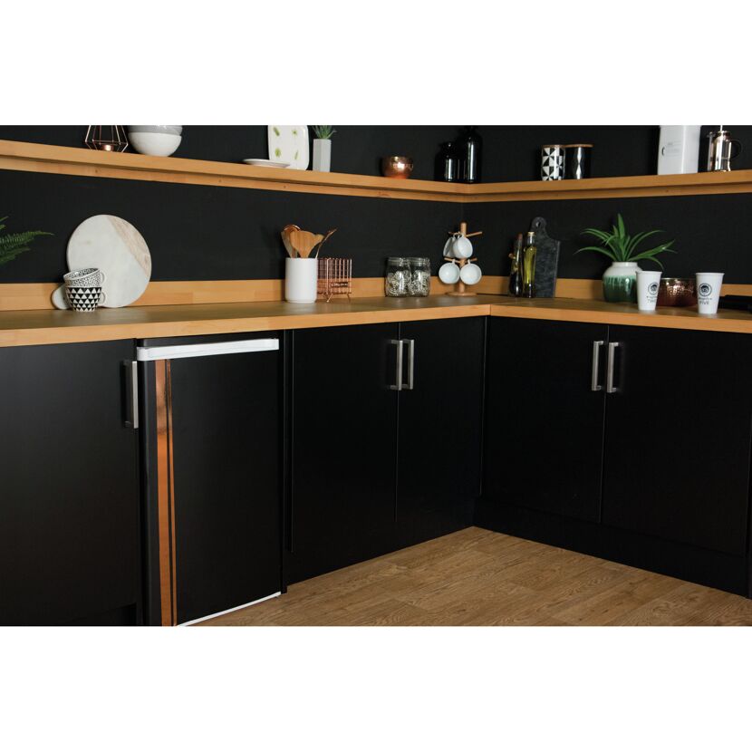 Schwarze Küchenschränke mit Holzregalen und -arbeitsplatte