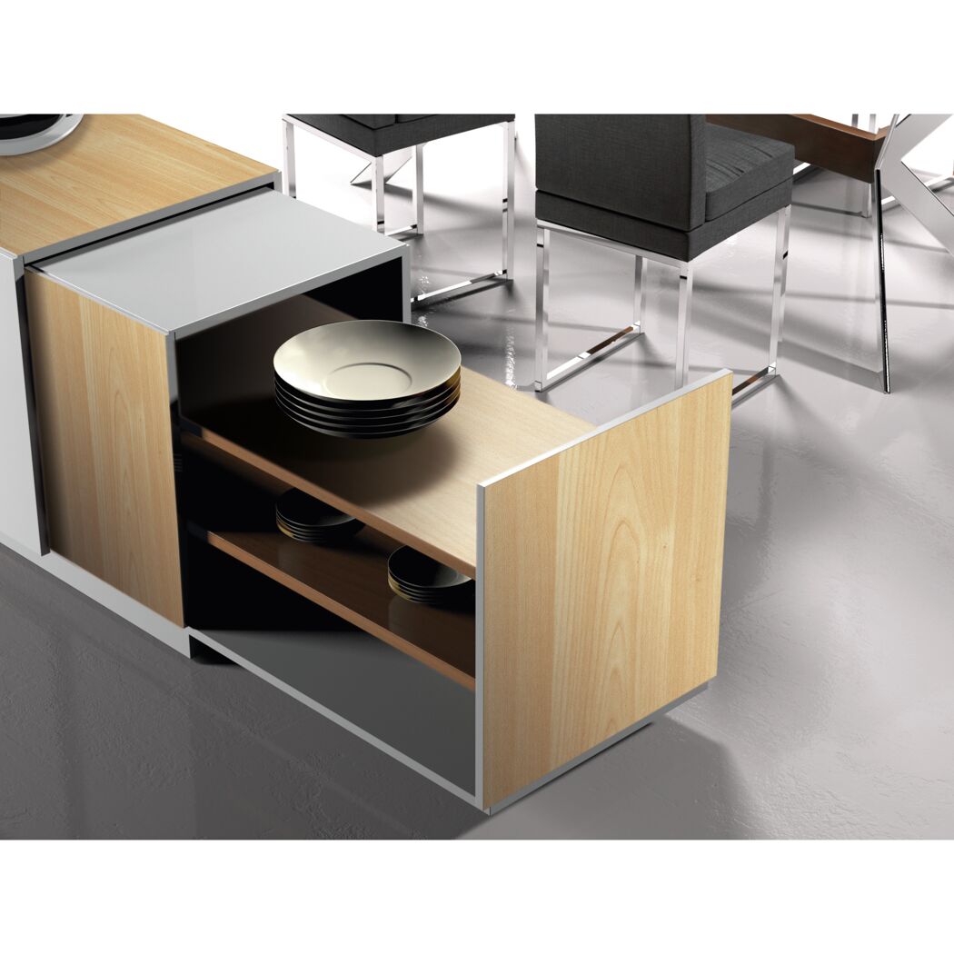 Geschirr im geöffneten Sideboard