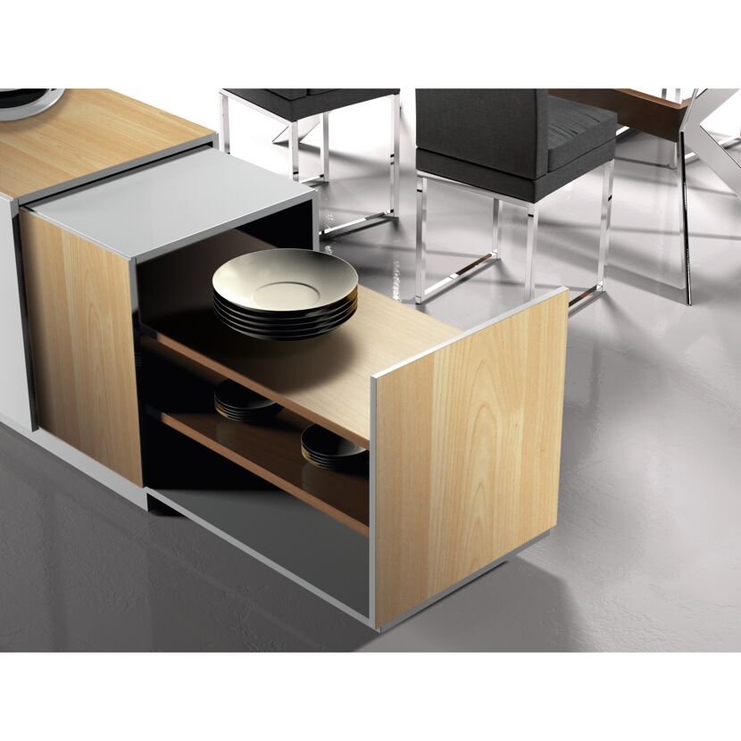 Geschirr im geöffneten Sideboard