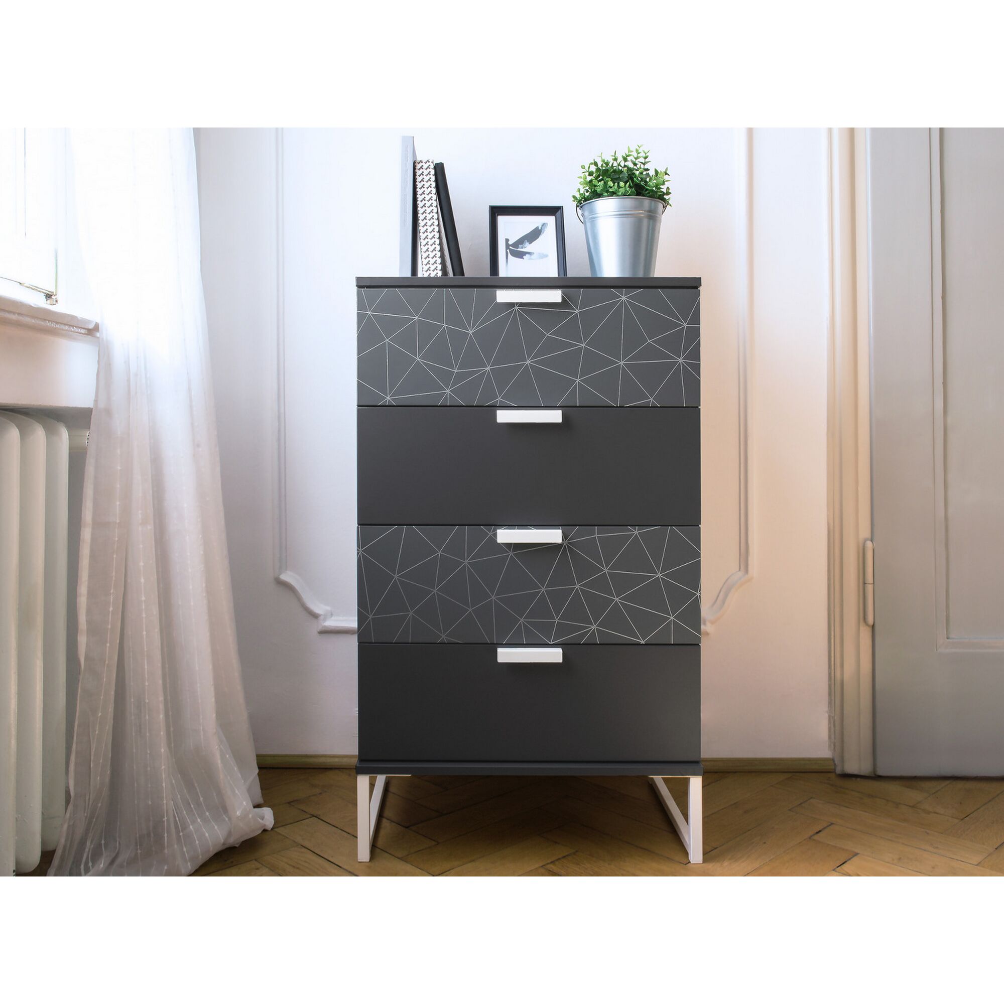 Schwarze Kommode mit silbernen geometrischen Mustern