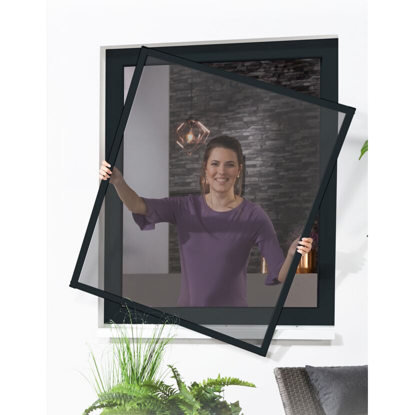 Person öffnet ein Fliegengitter am Fenster