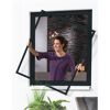 Person bringt Fliegengitter am Fenster an