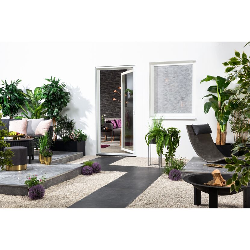 Gepflegte Terrasse mit Sitzecke und Feuerstelle