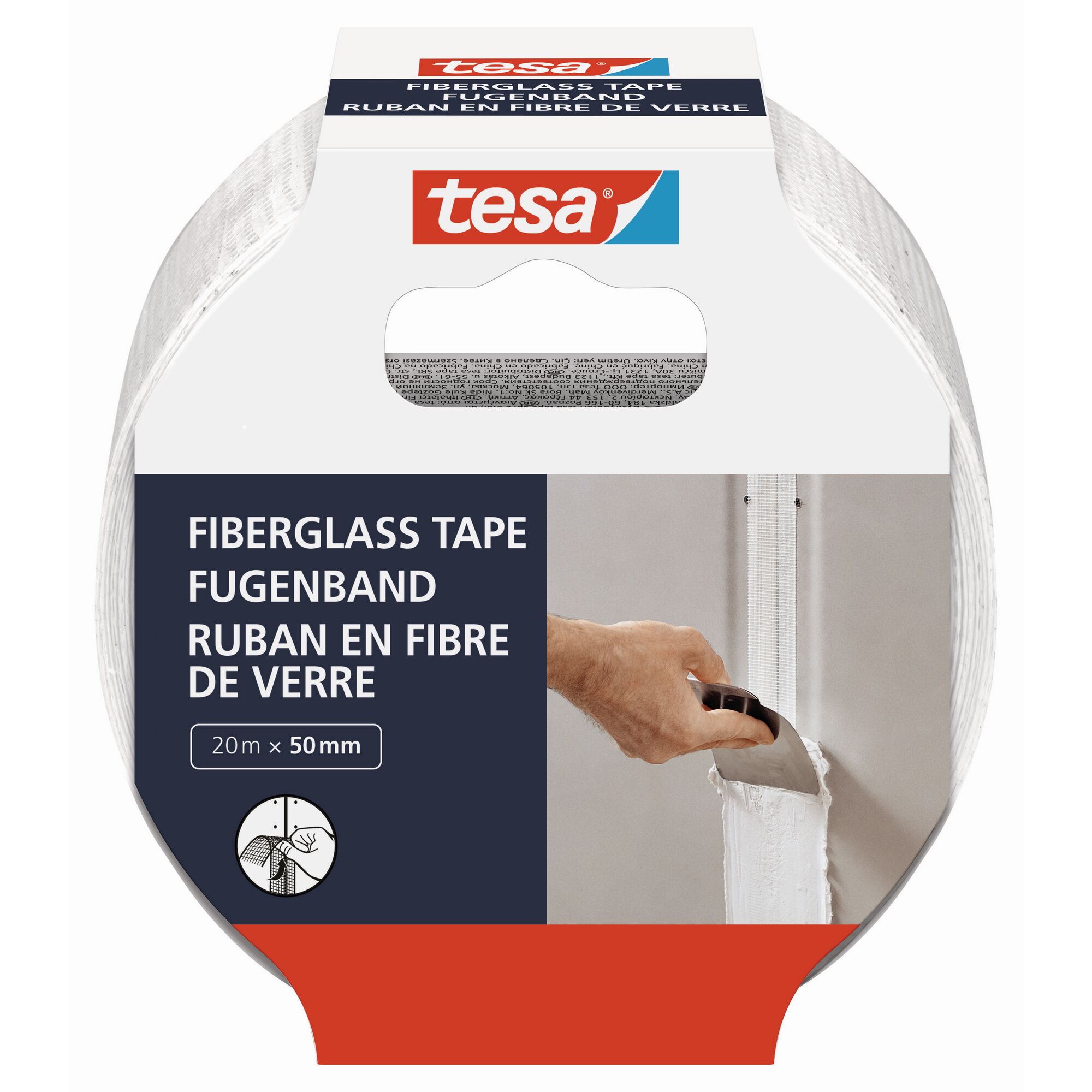 Person verwendet Spachtel, um Fugenband aufzutragen.