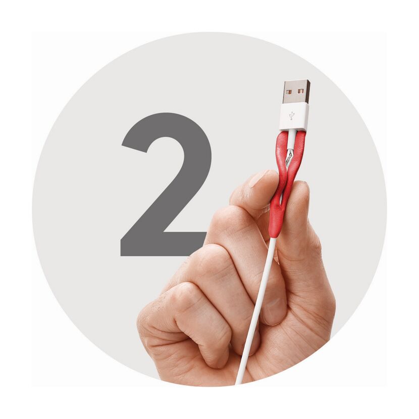 Person hält ein USB-Kabel mit Sugru
