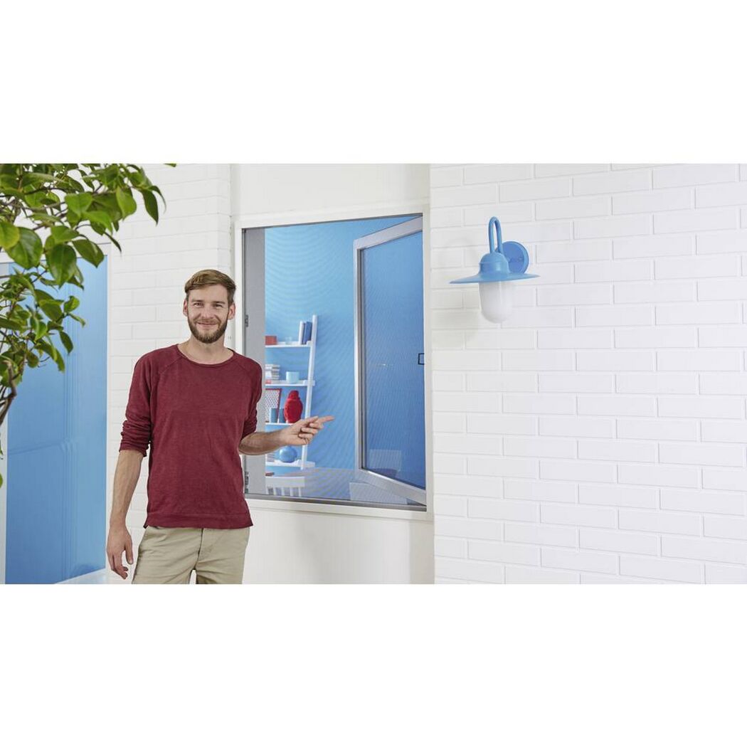 Person zeigt auf ein Fliegengitter am Fenster.