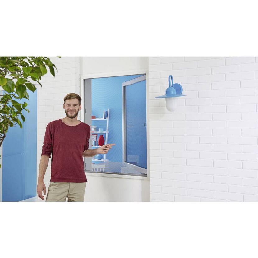 Person zeigt auf ein Fliegengitter am Fenster.