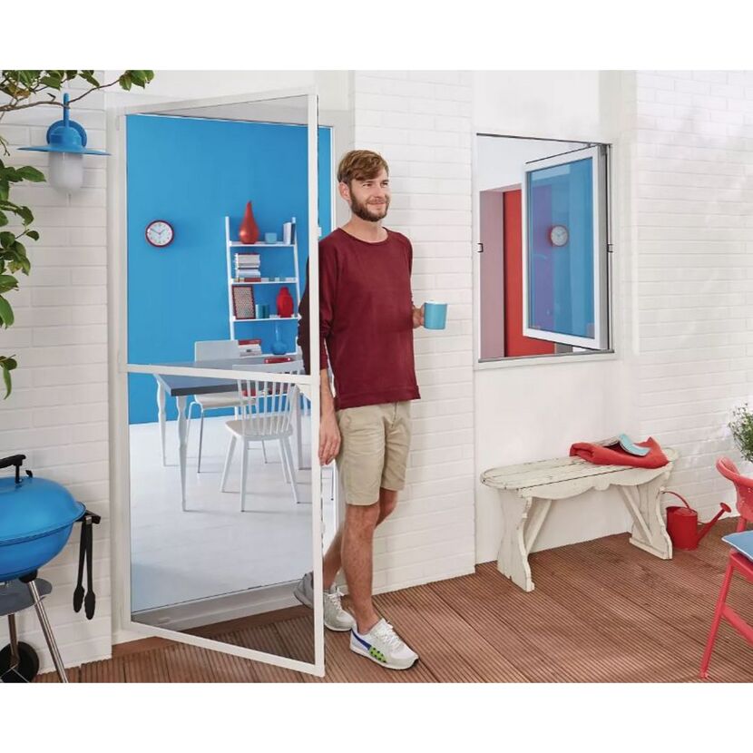 Person geht durch eine weiße Fliegengittertür.