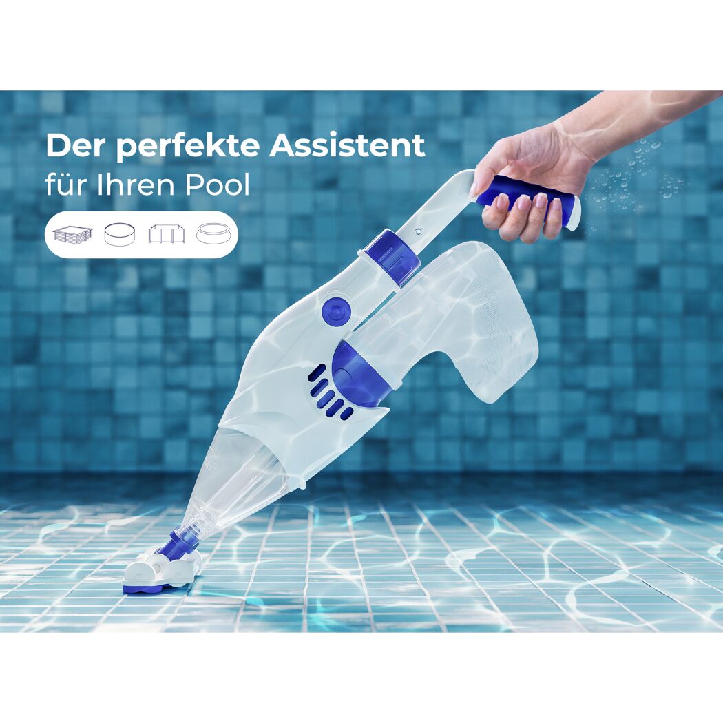 Hand hält einen Poolsauger im Pool.