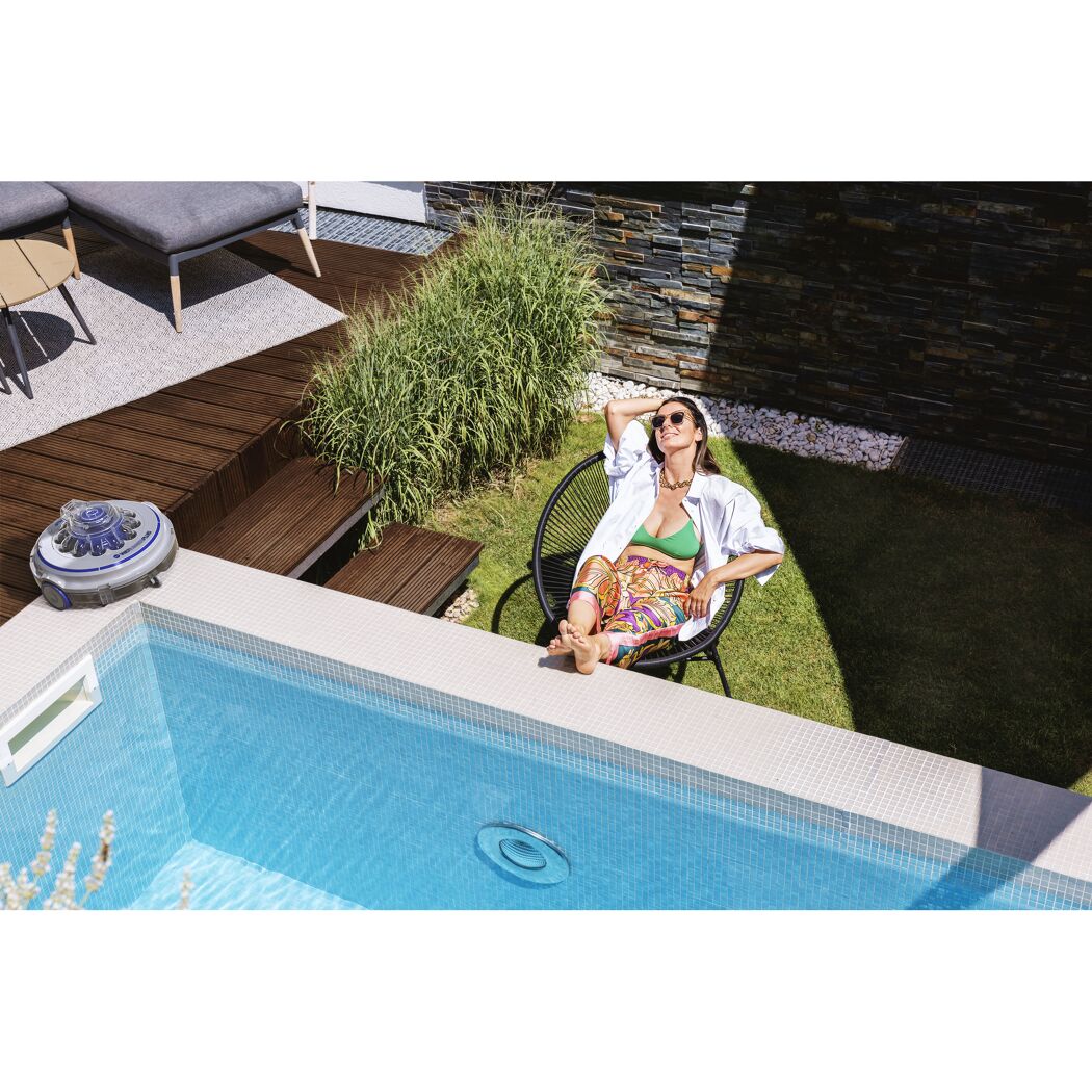 Person entspannt am Pool. Poolroboter.