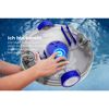 Person drückt den Knopf eines Poolreinigungsroboters.