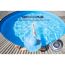 Person mit Hut im Pool, Poolroboter