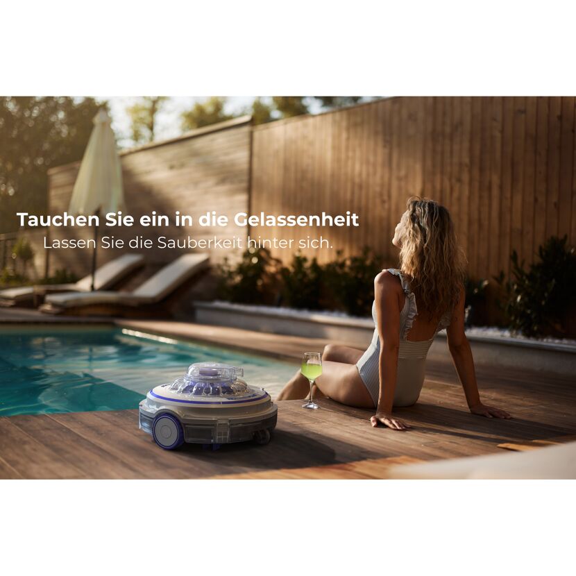 Person entspannt am Pool, daneben ein Poolreinigungsroboter.