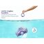 Poolroboter wird mit einem Ring aus dem Wasser gezogen.