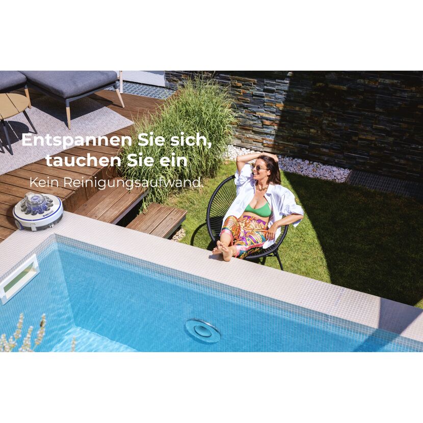 Person entspannt am Pool, ein Poolroboter steht daneben.