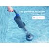 Person reinigt einen Pool mit einem elektrischen Poolreiniger.