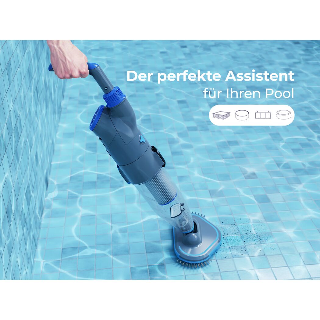 Person reinigt einen Pool mit einem elektrischen Poolreiniger.