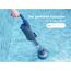 Person reinigt einen Pool mit einem elektrischen Poolreiniger.