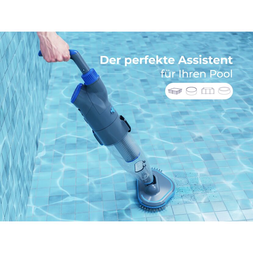 Person reinigt einen Pool mit einem elektrischen Poolreiniger.