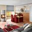 Wohnzimmer mit Kamin, Esstisch und Sofa