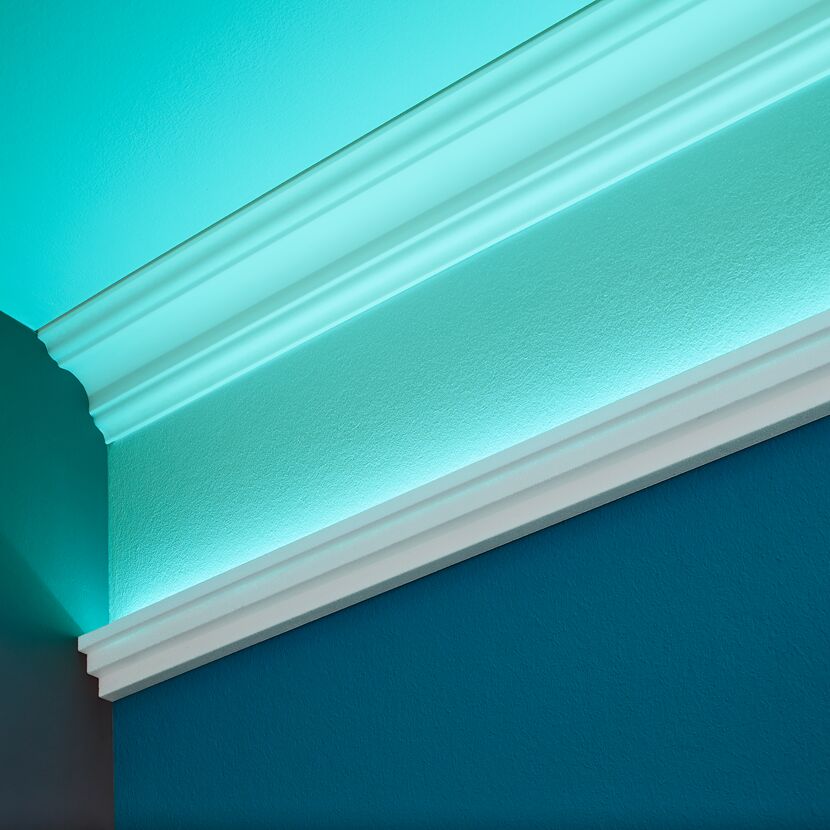 Weiße Lichtleiste Kristine an blauer Wand und türkisfarbener Decke