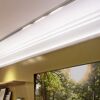Lichtleiste Karoline an weißer Decke und brauner Wand