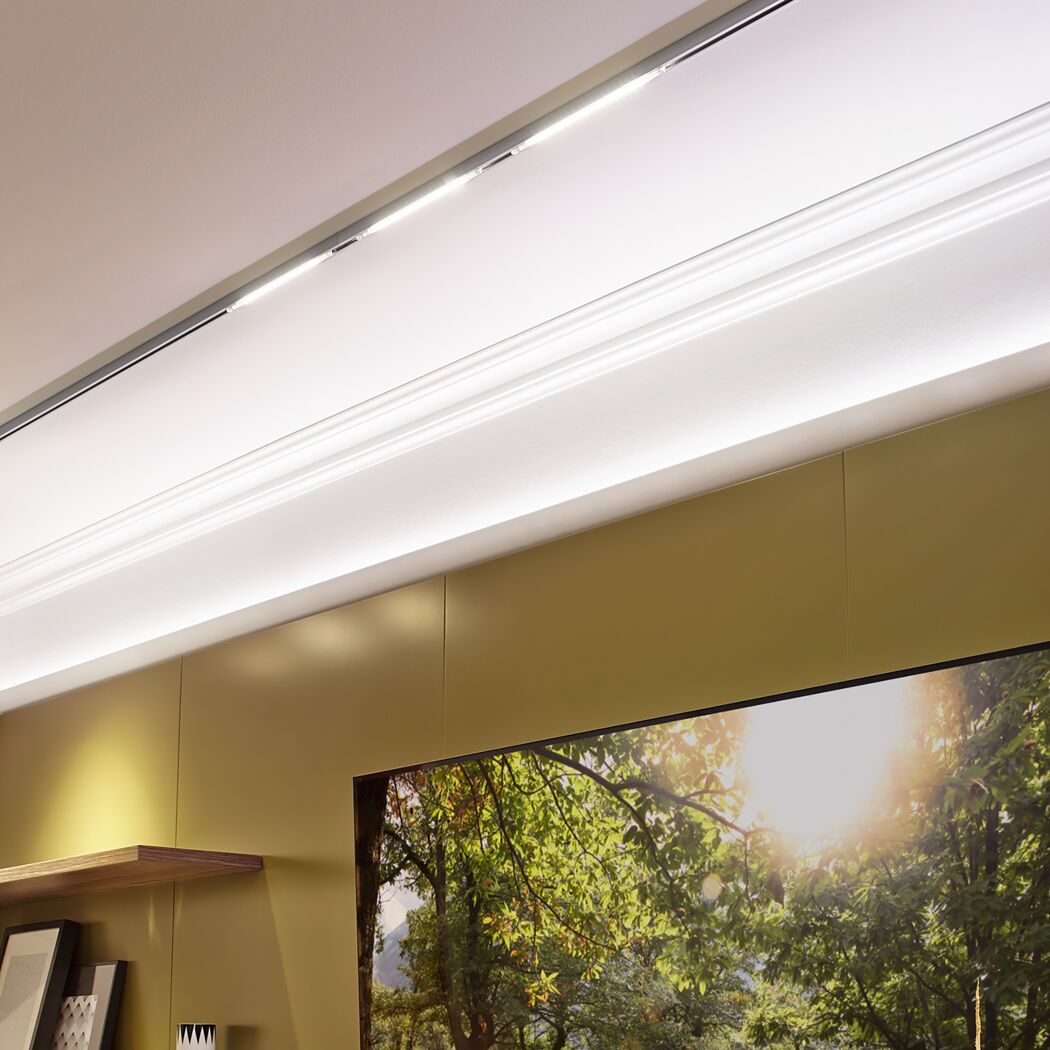 Lichtleiste Karoline an weißer Decke und brauner Wand