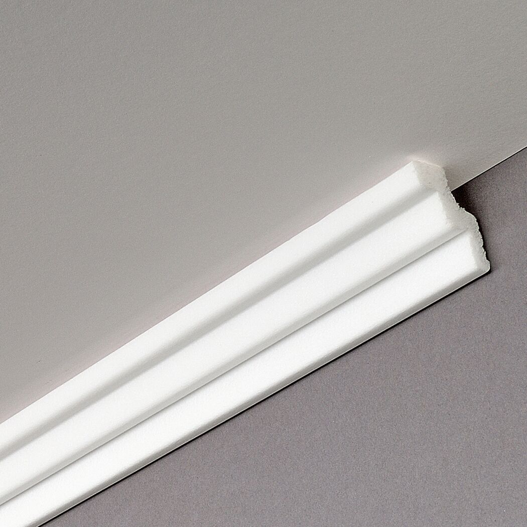 Weißes Zierprofil K30 an Decke und Wand