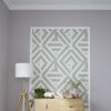 Wohnzimmer mit geometrisch gemusterter Wand