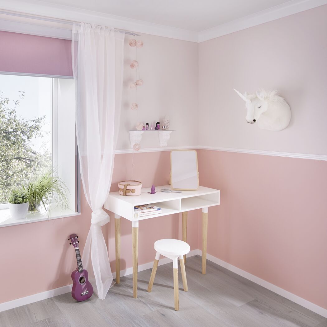 Rosa Kinderzimmer mit Schminktisch und Ukulele