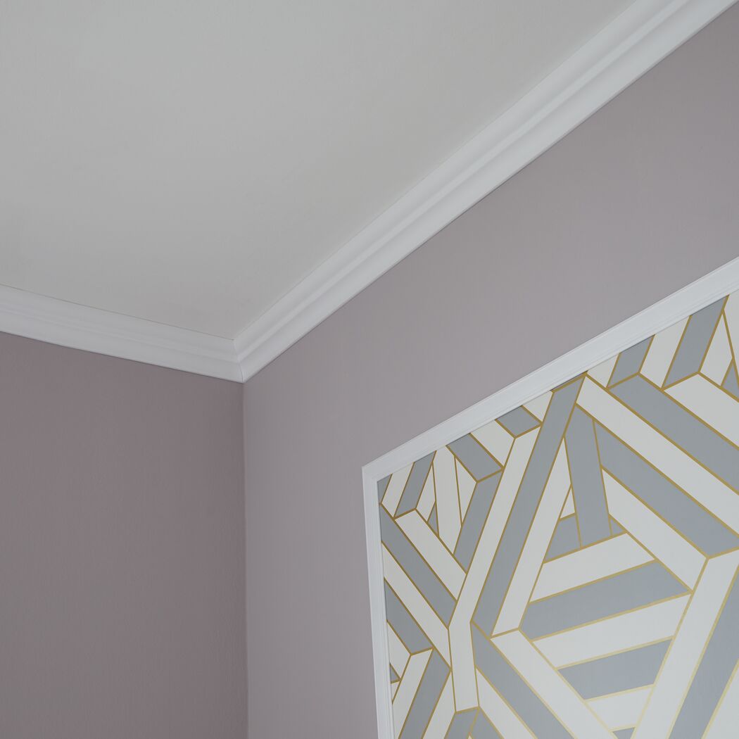 Geometrisches Muster in Weiß, Grau und Gold an der Wand