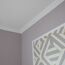 Geometrisches Muster in Weiß, Grau und Gold an der Wand