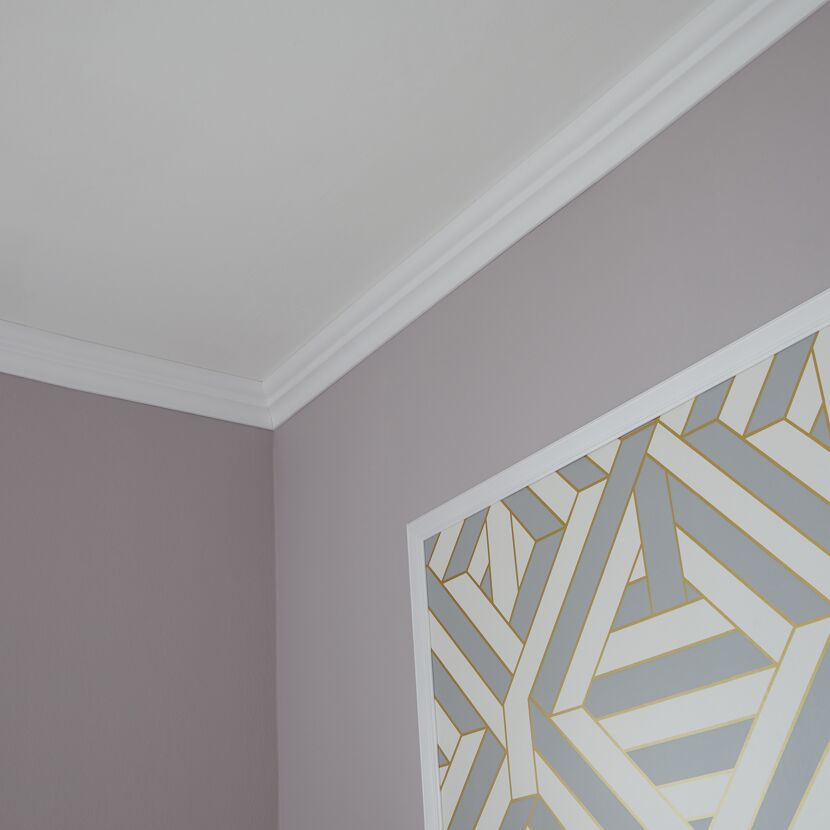 Geometrisches Muster in Weiß, Grau und Gold an der Wand