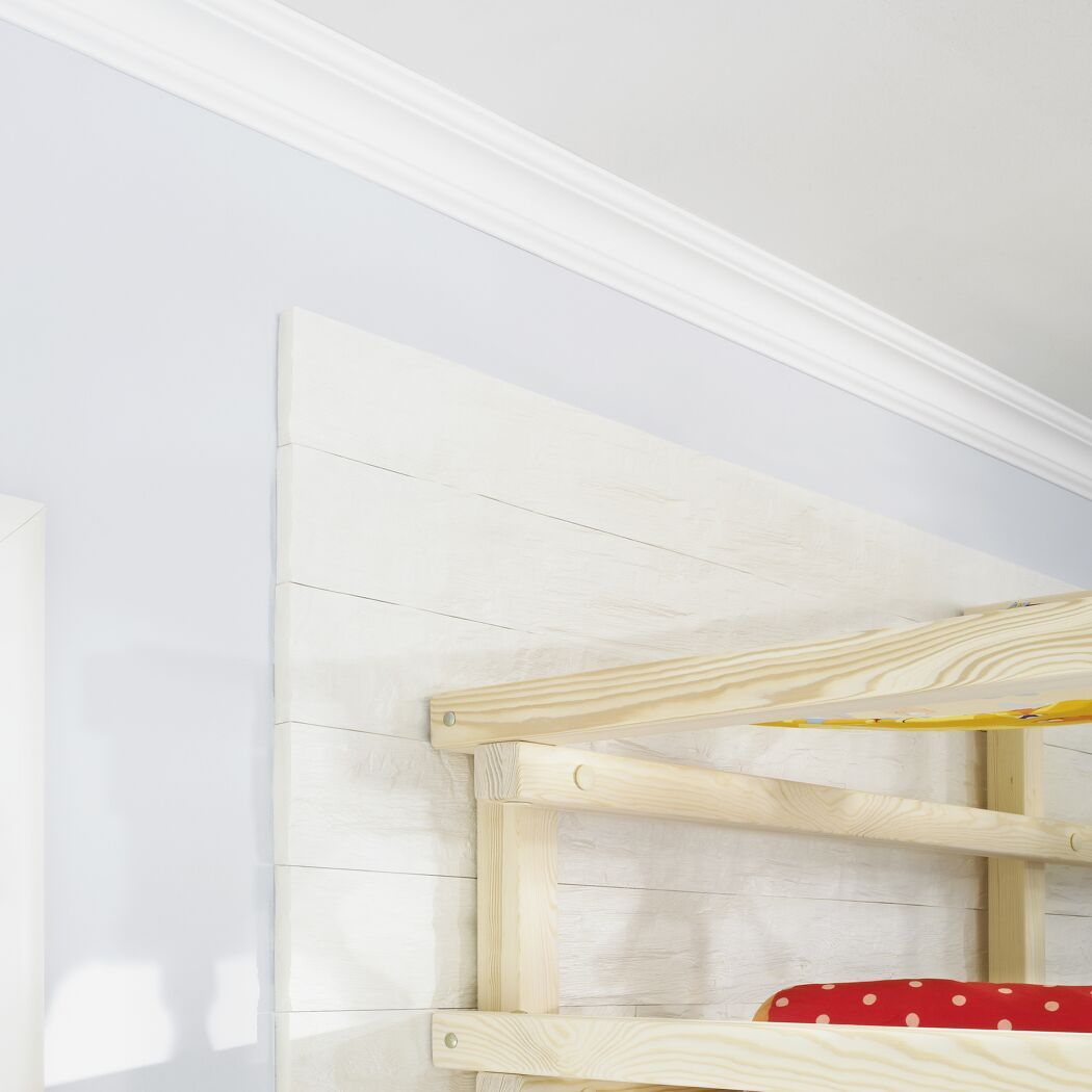 Holzregal an weißer Wand montiert