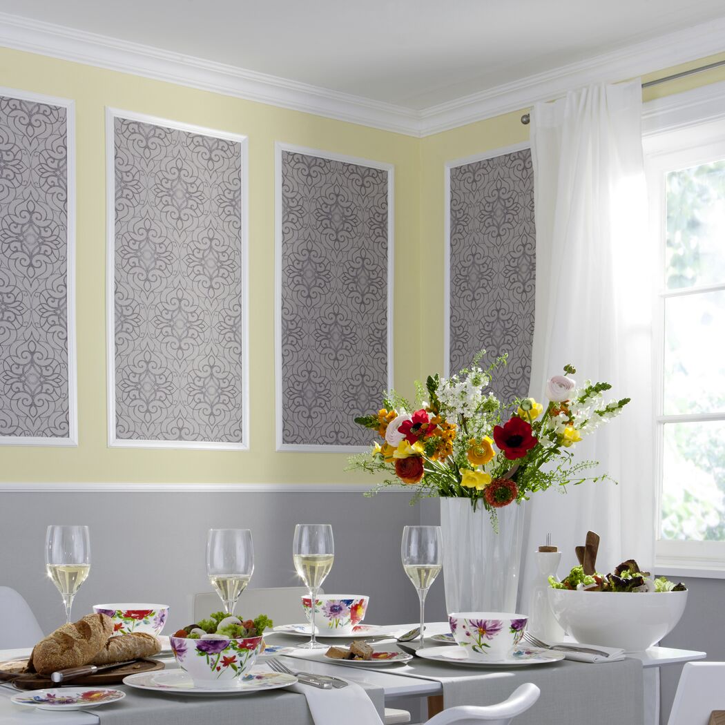 Gedeckter Esstisch mit Blumenvase und Zierprofil