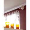 Fenster mit durchscheinenden Vorhängen und orangen Vasen auf Fensterbank