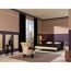 Schlafzimmer mit Bett, Sessel und Stadtblick