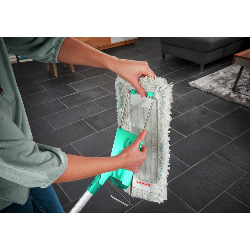 Person bringt Leifheit Bodenwischer Profi Cotton Plus an
