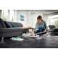 Person wischt mit Bodenwischer