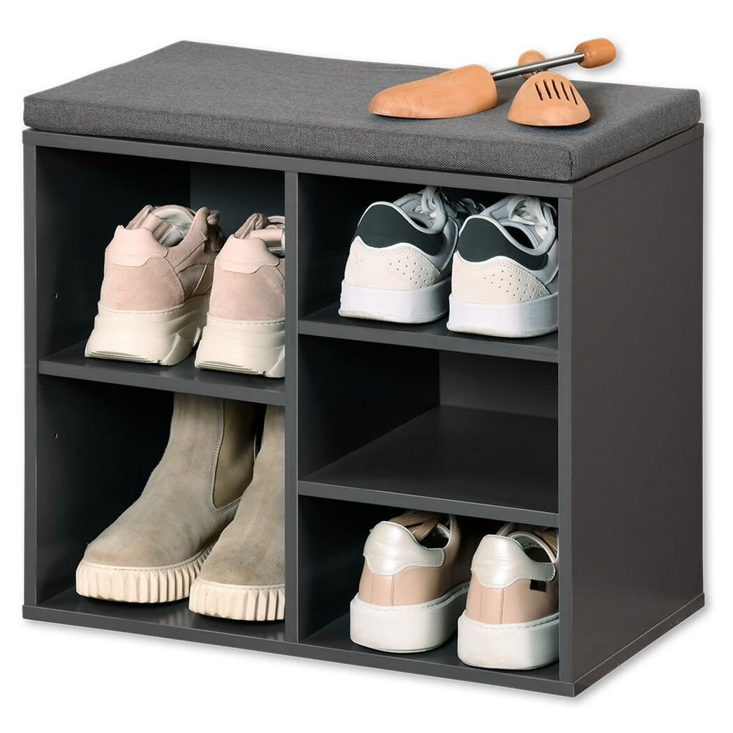 Grauer Schuhschrank mit Schuhen und Schuhspannern