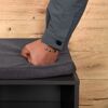 Hand drückt Polsterung eines Schuhschranks