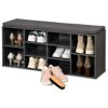 Grauer Schuhschrank mit Schuhen und Schuhbürste