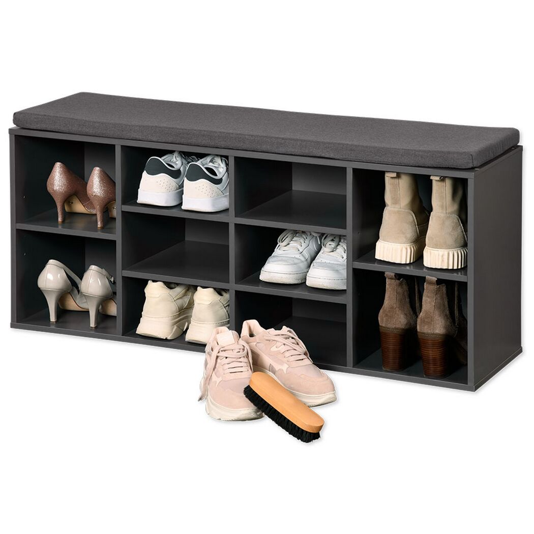 Grauer Schuhschrank mit Schuhen und Schuhbürste