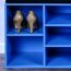 Blaues Schuhregal mit Schuhen