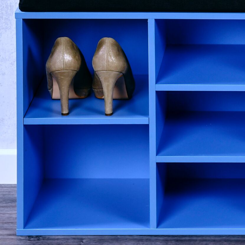 Blaues Schuhregal mit Schuhen